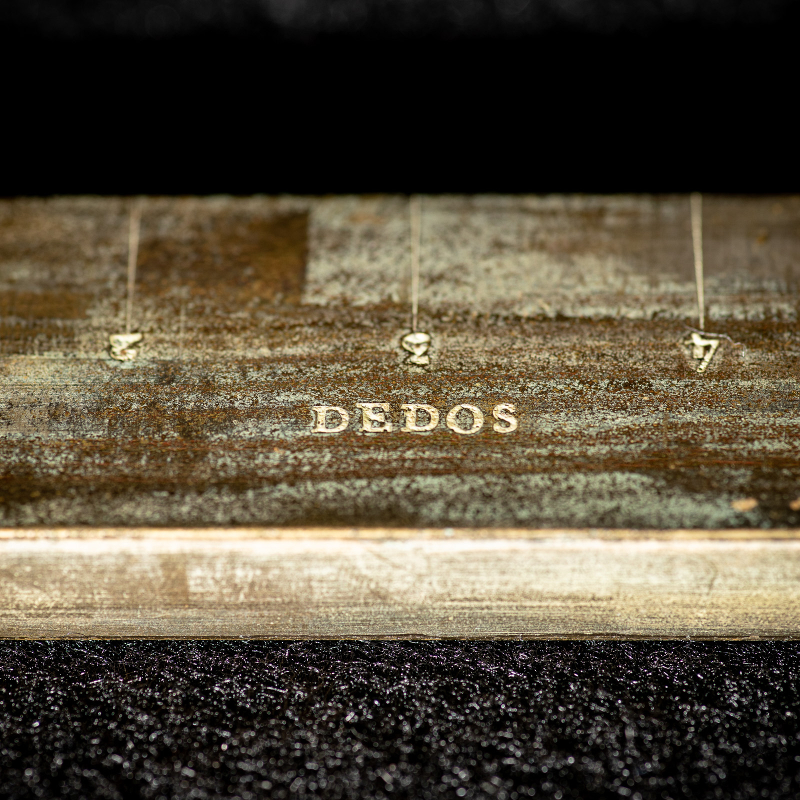 Vara stamped with the word "dedos" with graduations above. 