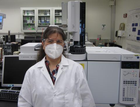 Jacki Murray wearing a mask in the lab