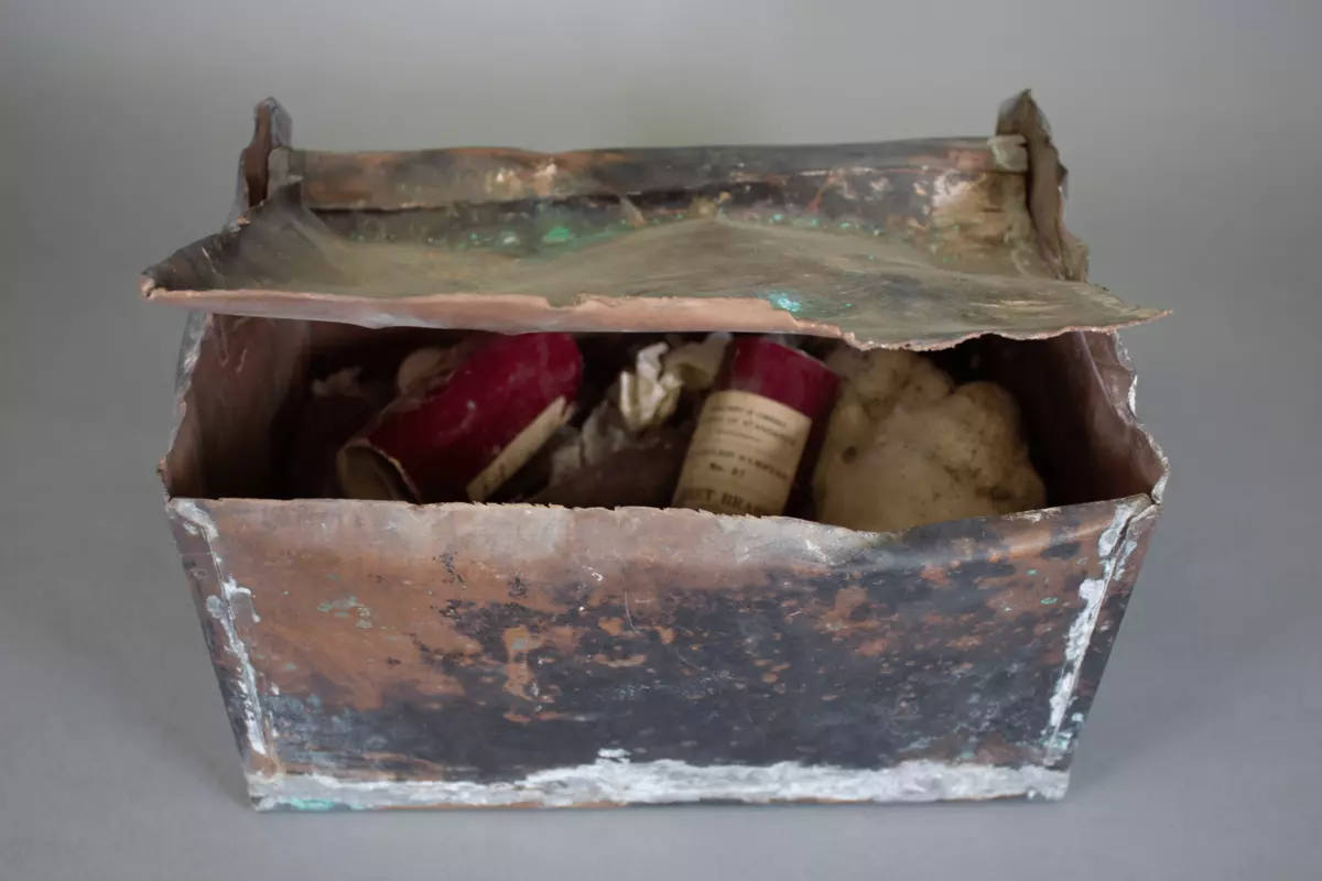 Image of the NIST 1916 Time Capsule containing five Standard Reference Materials.