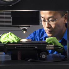 Zheng uses a 3D disc scanning confocal microscope to examine a chisel toolmark. (Photo copyright Robert Rathe.)