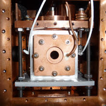 This JILA instrument uses a frequency comb to detect large, complex molecules based on the precise frequencies, or colors, of light they absorb. 