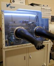 B142_Vigor OXY glove box