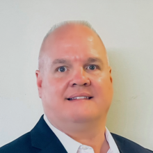 عکس جان مک گوایر، عضو کارکنان OWM