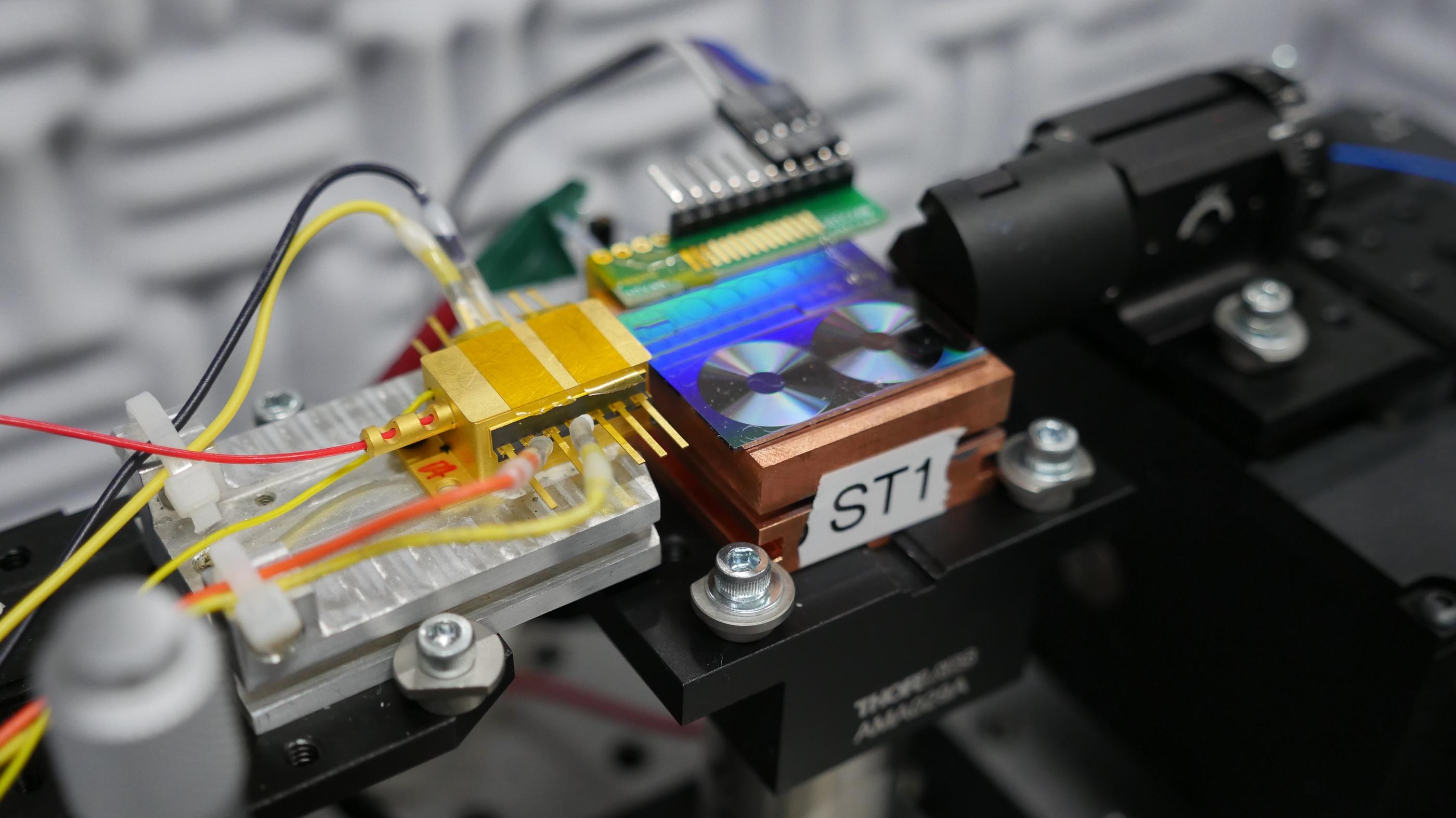 Invisible ink. THE CHIPS Y ONI-GURUMI 花台 Shrinking Technology, Expanding Horizons: Compact Chips Advance