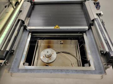 Sampling loading tray and Faraday cup for fluence monitoring