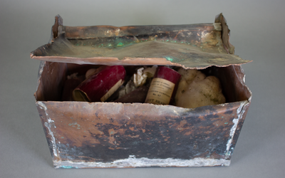 Image of the NIST 1916 Time Capsule containing five Standard Reference Materials.