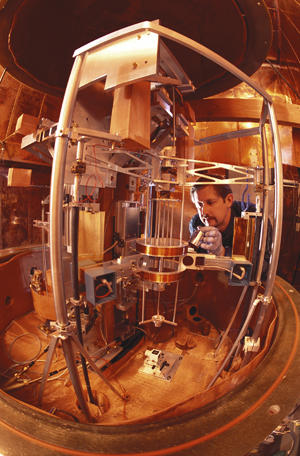 Richard Steiner adjusting the electronic kilogram