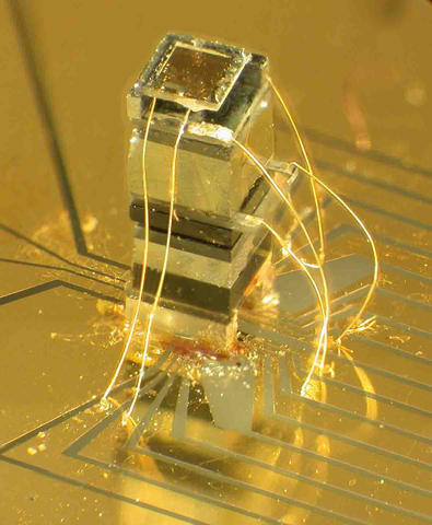 Photo of the NIST chip-scale magnetometer