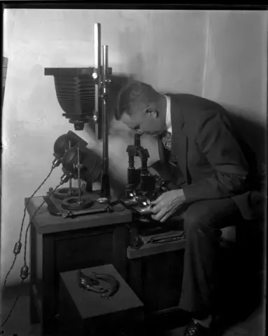 Wilmer Souder using&nbsp;an early&nbsp;comparison microscope