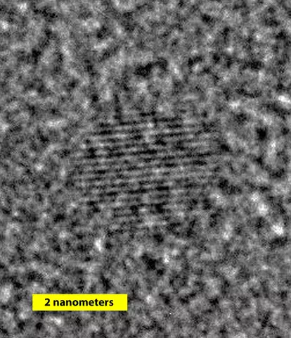 A high-resolution transmission electron microscope photograph of a single silicon nanoparticle.