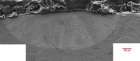 Secondary electron image of chemically etched cross section of a single 195 W and 800 mm/s laser track on an IN625 bare plate.