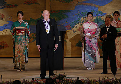John Cahn receiving Kyoto medal