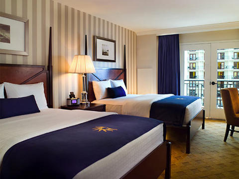 Photo showing a double bed room at the Gaylord National Harbor.
