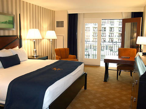 Photo showing a room with a King bed at the Gaylord National Harbor.