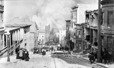 Arnold Genthe's photograph, looking toward the fire on Sacramento Street, San Francisco Fire Sacramento Street 1906-04-18.