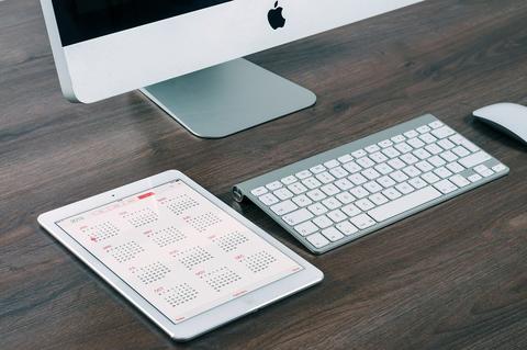 Picuture of a computer and electronic calendar