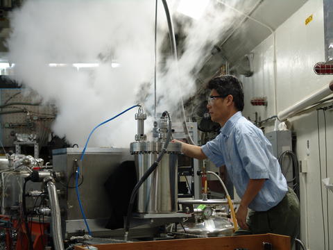 Ping-Shine Shaw filling the ACR for liquid helium at BL-4.