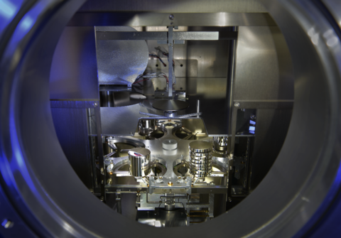 mass-in-vacuum precision mass comparator