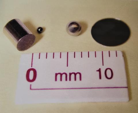 Photo of the magnetic moment and susceptibility SRMs - platinum cylinder, YIG sphere, Ni sphere, and Ni disk.