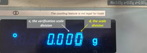 Scale marked with d and e markings