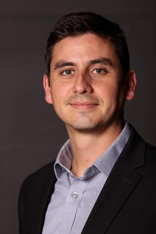 Isvar Cordova headshot