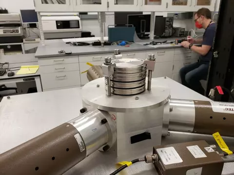 triple-to-double coincidence ratio (TDCR) liquid scintillation counter