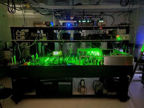 Squeezed light optical table with green pump illumination