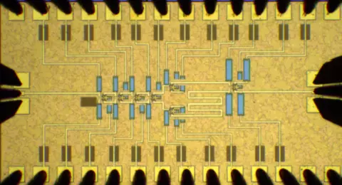110 GHz on-wafer phase reference pulse generator 
