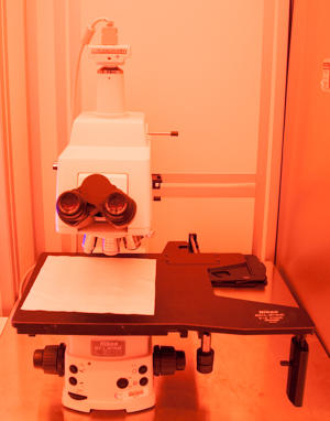 Photograph of the Nikon L200 compound optical microscope.