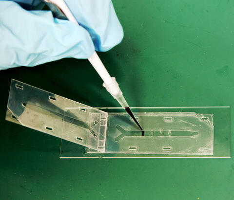  NIST researchers have combined a glass slide, plastic sheets and double-sided tape to create an inexpensive and simple-to-build microfluidic device for exposing an array of cells to different concentrations of a chemical.