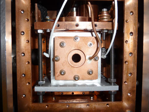 This JILA instrument uses a frequency comb to detect large, complex molecules based on the precise frequencies, or colors, of light they absorb. 