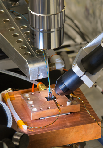 Set-up used to align the fiber array with the photonic chip