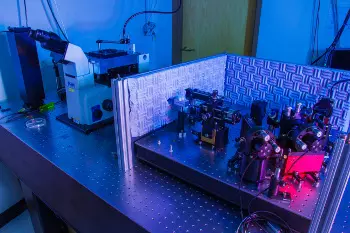 JILA instrument for accurately tracking microscopic objects such as DNA molecules