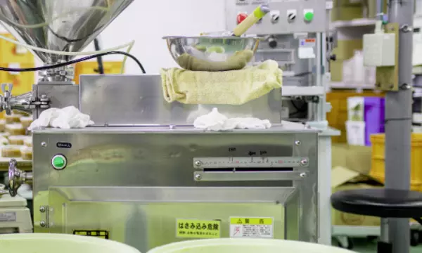 workers in a food manufacuturing facility