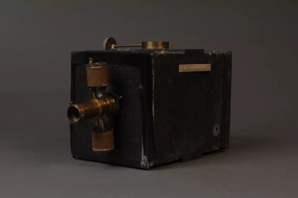 Guarded Field Ionization Chamber