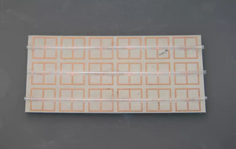  fluid-tunable metasurface