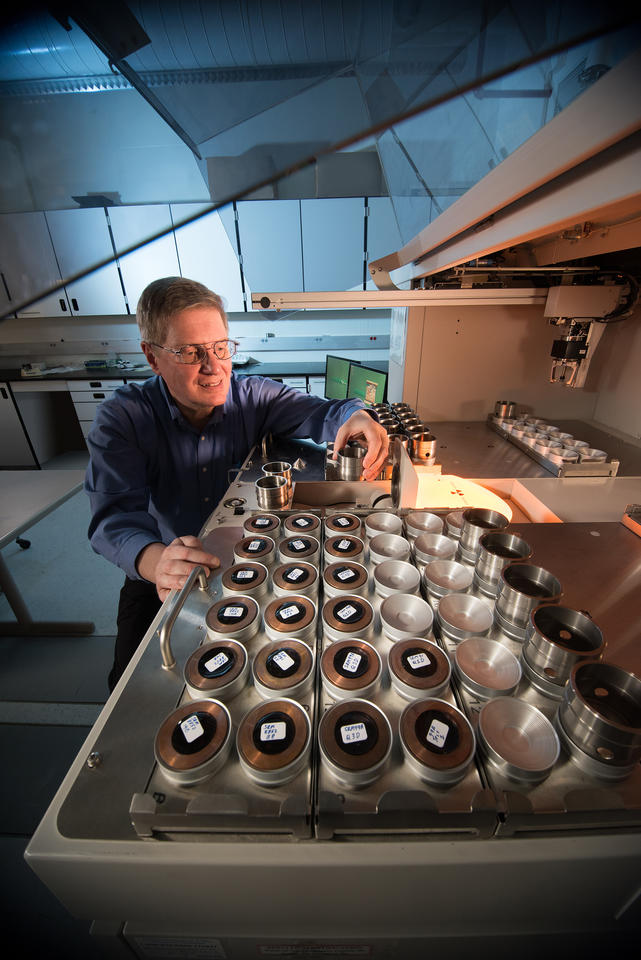 A photo of NIST researcher John Sieber in his lab.