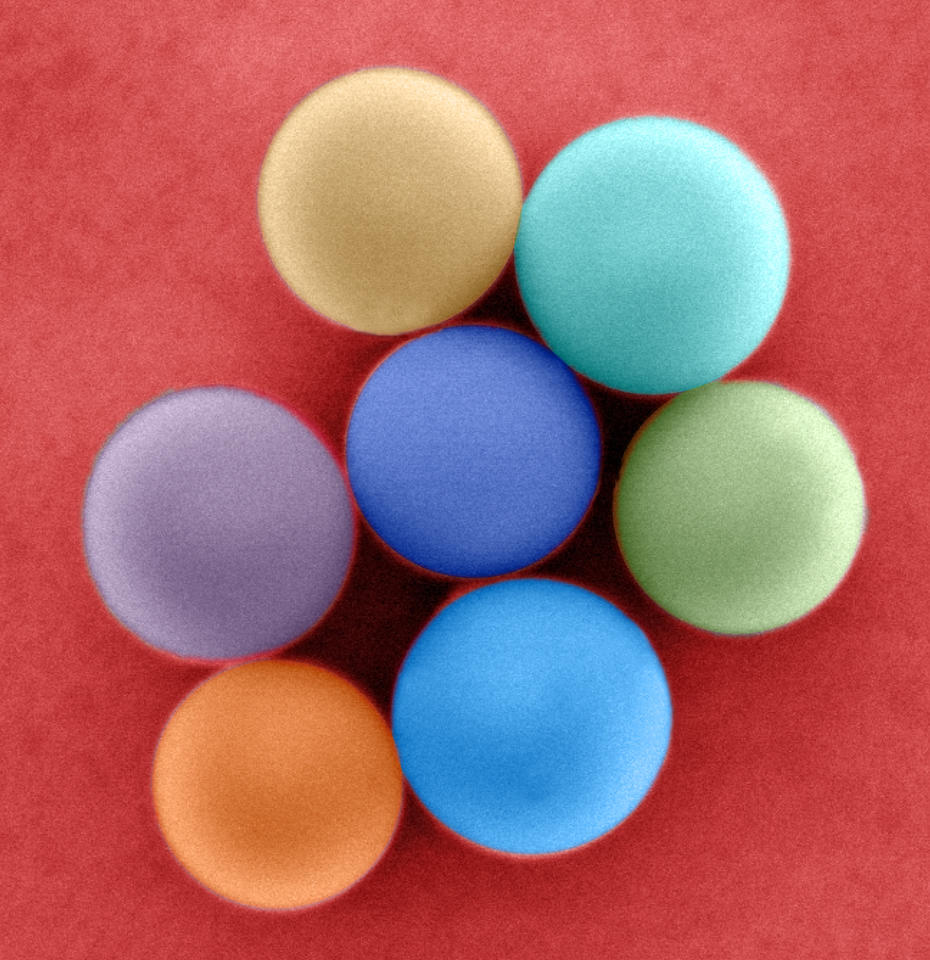 Colorized illustration of nanometer-scale glass beads with slightly different diameters.