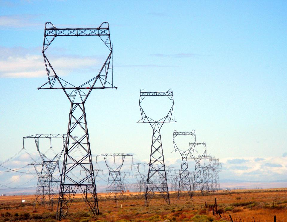 Picture of electricity transmission lines in Washington State