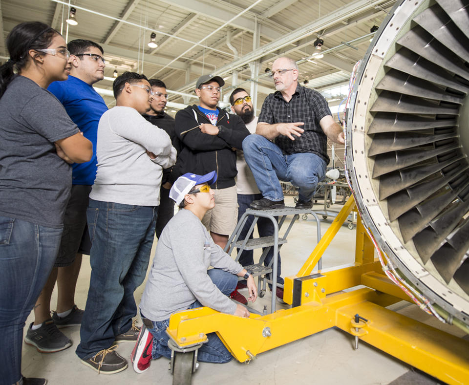 2018 Baldrige Award Recipient The Alamo Colleges District photo showing Alamo Colleges District instructor Richard Jewell teaching a turbine engine class at St. Philip’s College Southwest Campus.