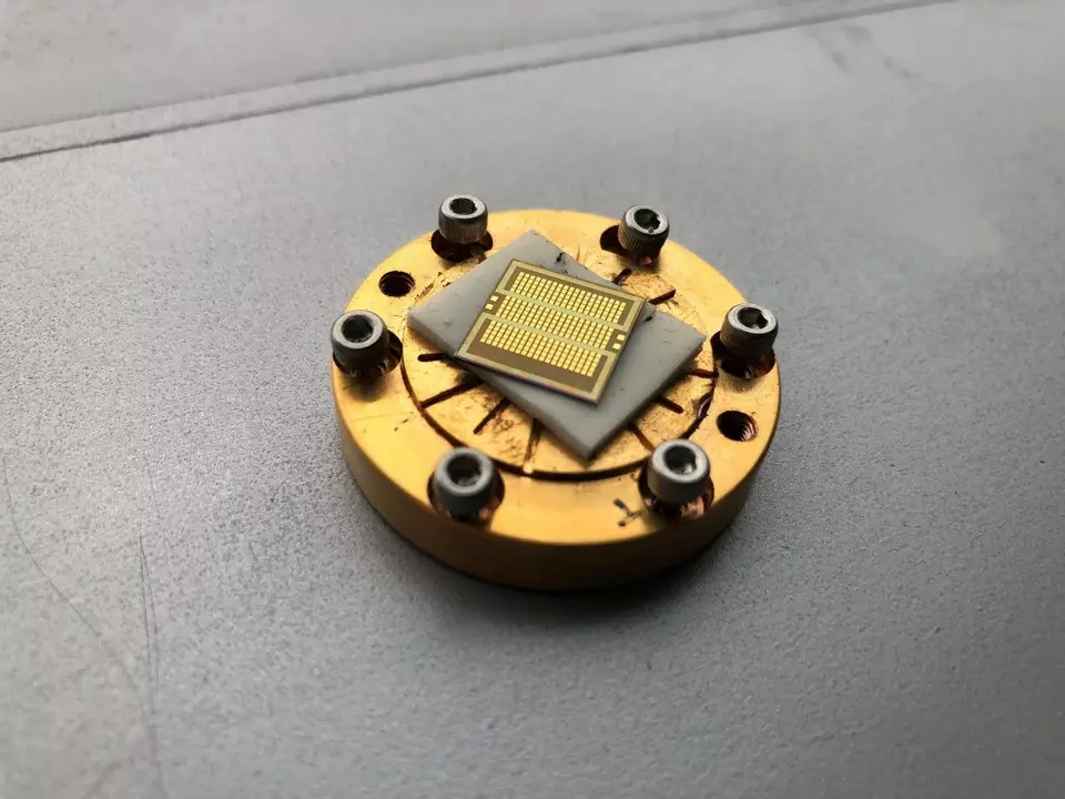 Die containing 285 superparamagnetic tunnel junctions.
