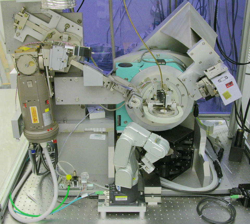 NIST Divergent Beam Diffractometer (DBD), a custom-built instrument used to certify powder SRMs for their X-ray diffraction properties. 