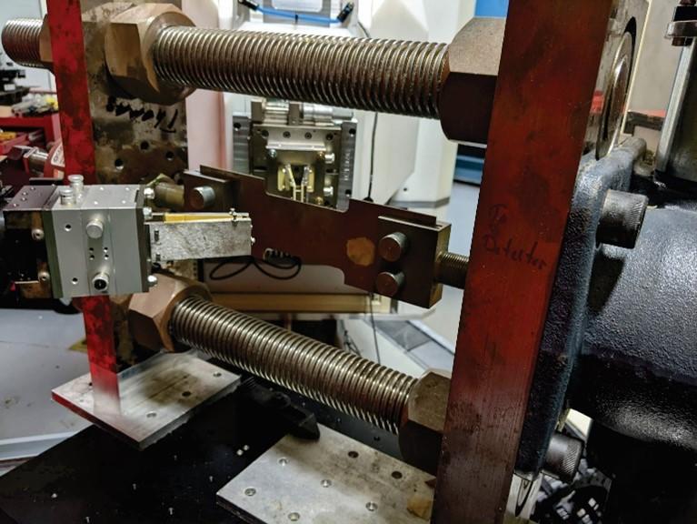 uniaxial load frame picture