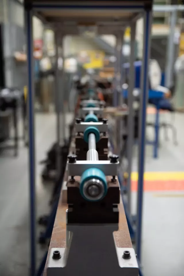 An elongated test instrument with steel cylinders that rapidly heats and applies force to a material.