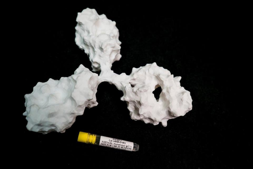 NISTmAb RM8671 vial and 3D printed model