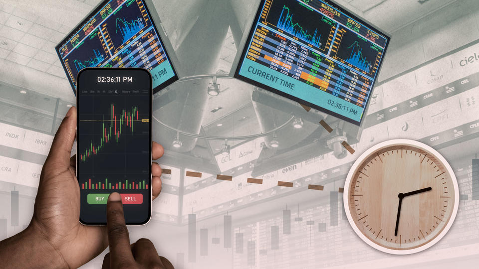 Illustration shows analog clock with images from a trading floor and a hand holding a smartphone showing stock values with buy/sell buttons.