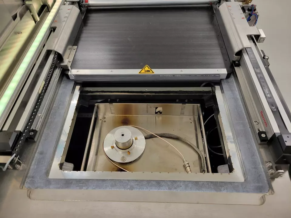 Sampling loading tray and Faraday cup for fluence monitoring