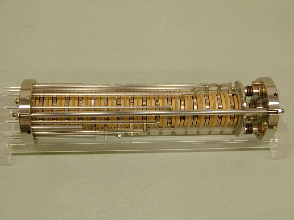A cylindrical device is made up of adjustable disks with metal attachments on either end. 