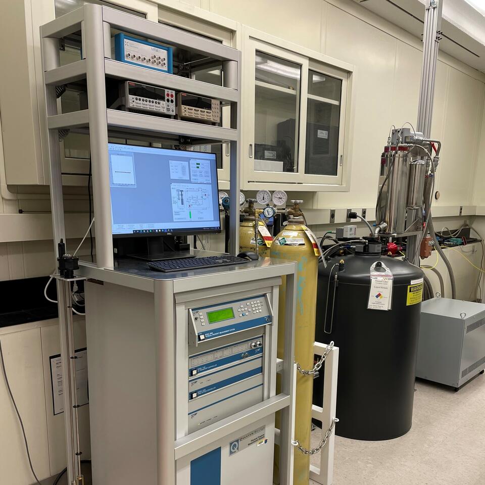 Photograph of the Quantum Design PPMS 