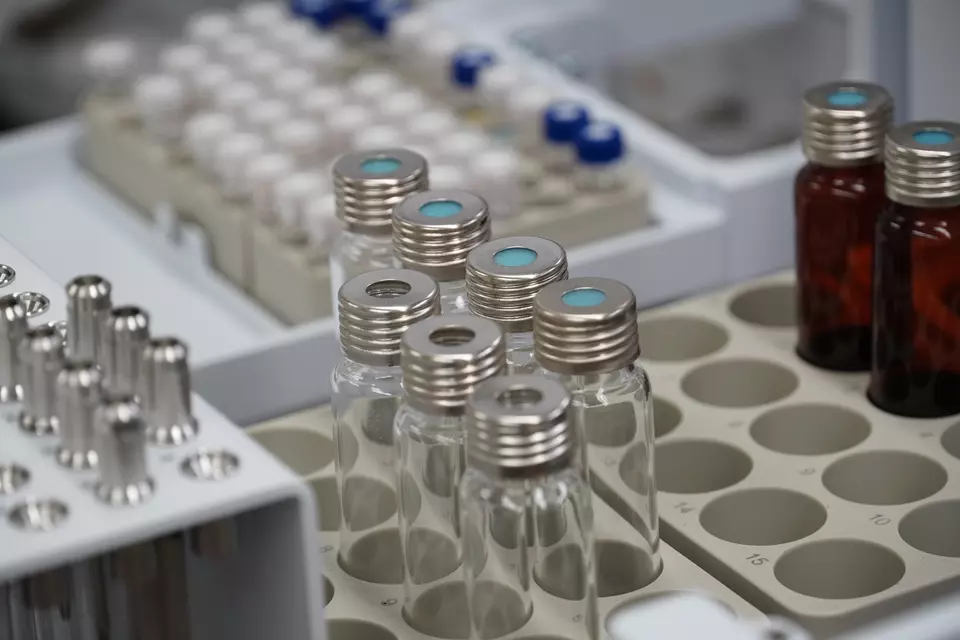 Custom trays hold different kinds of vials for laboratory work.